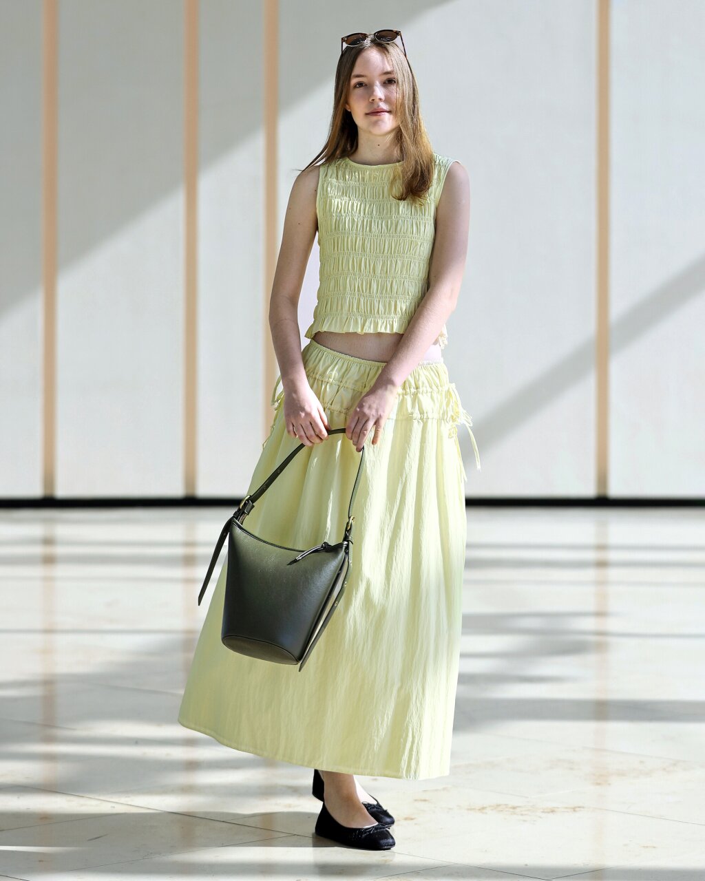 Jarn&eacute; outfity 2026 z Primarku - minimalizmus kombinovan&yacute; so sviežimi pastelov&yacute;mi farbami.