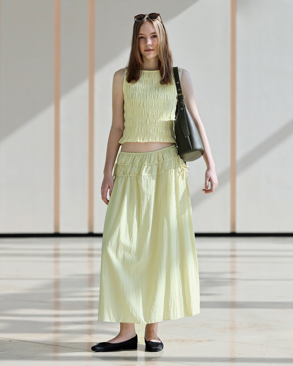 Jarn&yacute; outfit pre ženy v pastelovej žltej farbe - ľahk&aacute; bl&uacute;zka a dlh&aacute; sukňa.