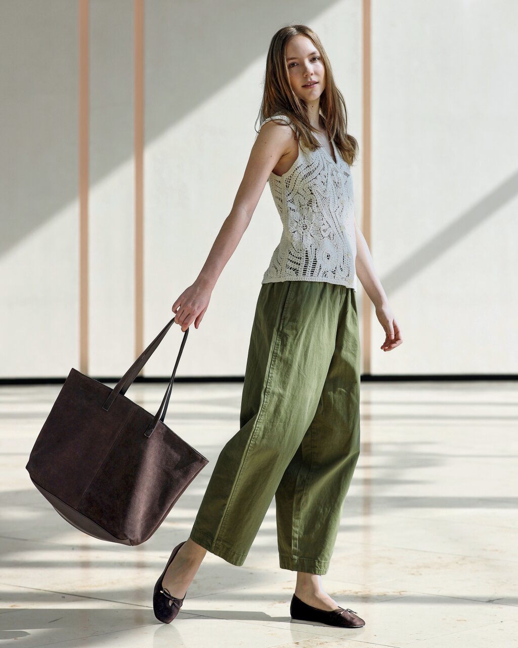 Lež&eacute;rny jarn&yacute; outfit v pr&iacute;rodn&yacute;ch t&oacute;noch - čipkovan&yacute; top v kombin&aacute;cii s ľahk&yacute;mi bal&oacute;novit&yacute;mi nohavicami.