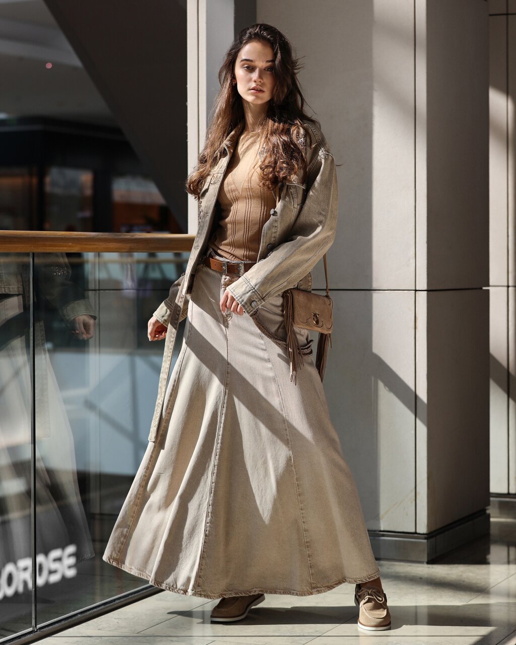 boh&eacute;mny outfit Pinko sukňa neutr&aacute;lne farby jarn&aacute; m&oacute;da 2026.